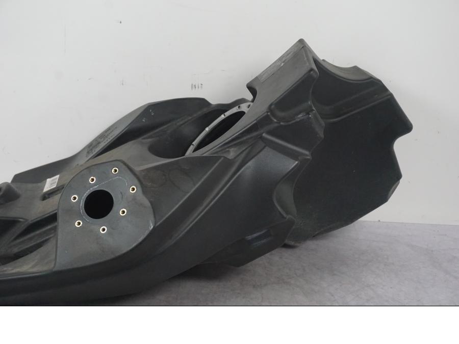 Baksidan på Bensintank från en BMW F 800 R -2018 motorcykel.