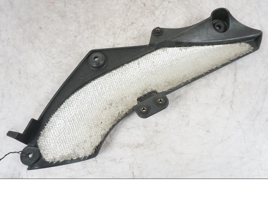 Snett nerifrån på Värmeskydd från en Kawasaki ZX-6R -2006 motorcykel.