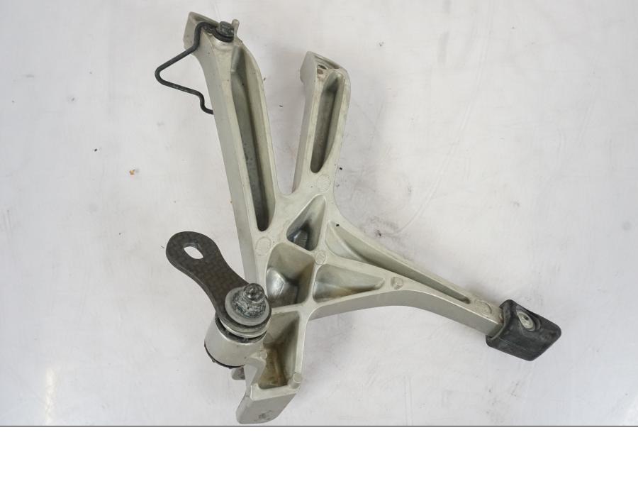 Höger sida på Fotpinnefäste från en Honda VFR 1200 -2010 motorcykel.