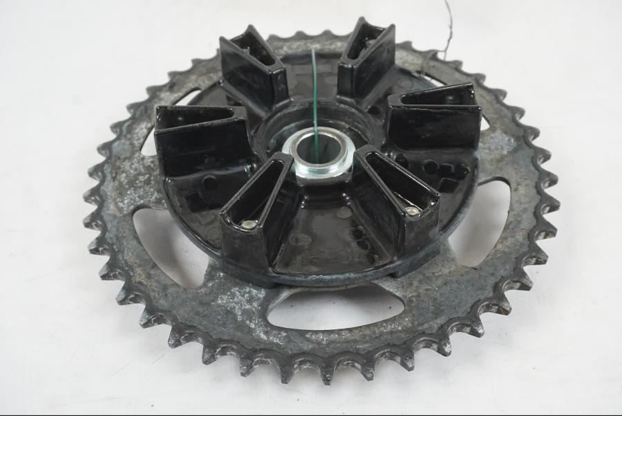 Snett nerifrån på Drevfäste från en Yamaha MT-07 -2019 motorcykel.