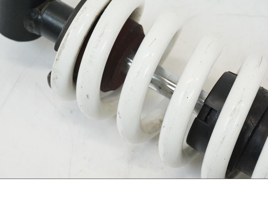 Snett nerifrån på Stötdämpare från en Yamaha WR 125 -2011 motorcykel.