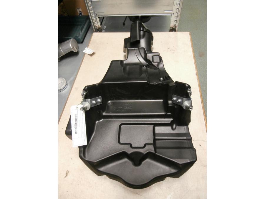 Snett nerifrån på Bensintank från en Ducati Monster 696 -2013 motorcykel.