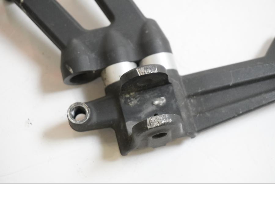 Höger sida på Fotpinnefäste från en KTM RC8 -2013 motorcykel.