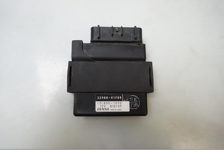 Framsidan på CDI / ECU från en Suzuki VL 800 -2004 motorcykel.