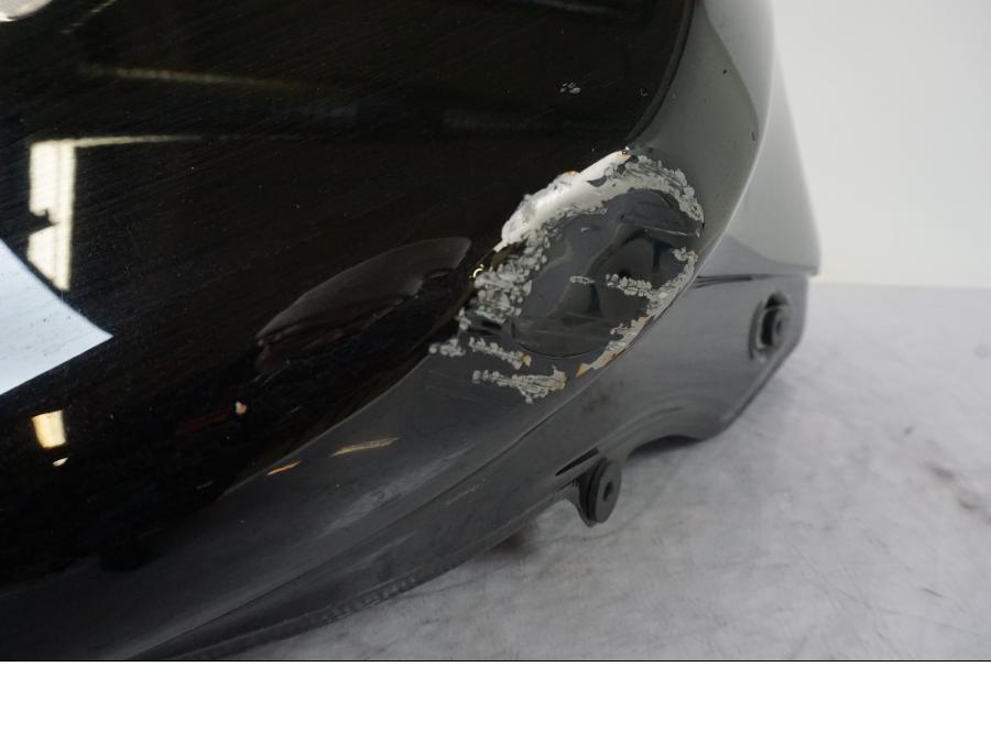 Snett uppifrån på Bensintank från en Kawasaki ER-6F -2010 motorcykel.