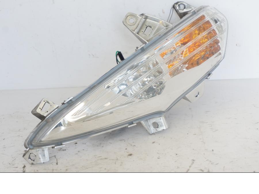 Framsidan på Blinkers från en Honda SH 300 A -2011 scooter.