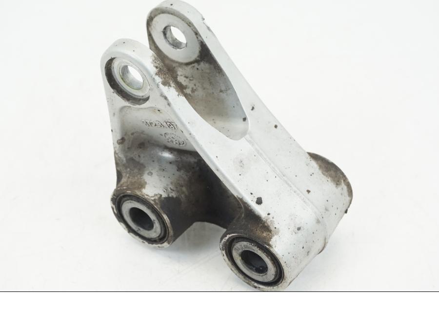 Snett uppifrån på Stötdämparlänkage från en Ducati Streetfighter V4 -2020 motorcykel.