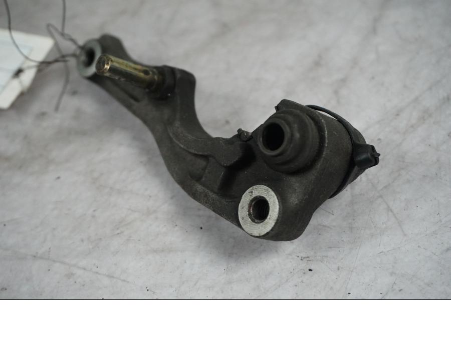 Baksidan på Bromsoksfäste från en Honda XRV 750 -1999 motorcykel.