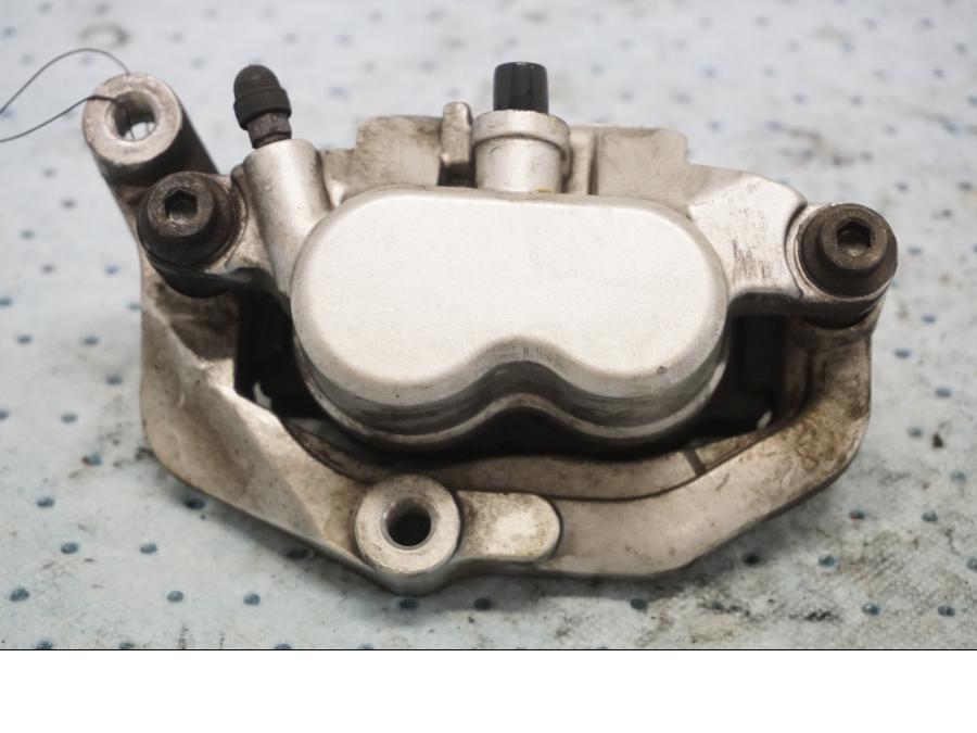 Framsidan på Bromsok från en Yamaha XV 1600 -1999 motorcykel.