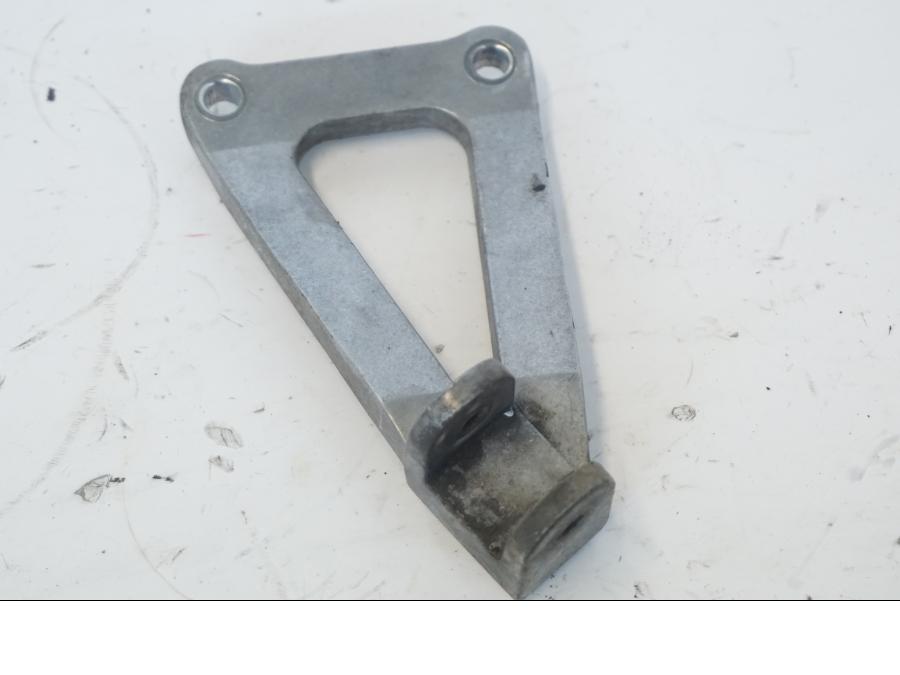 Baksidan på Fotpinnefäste från en Kawasaki ZR-7 -2001 motorcykel.