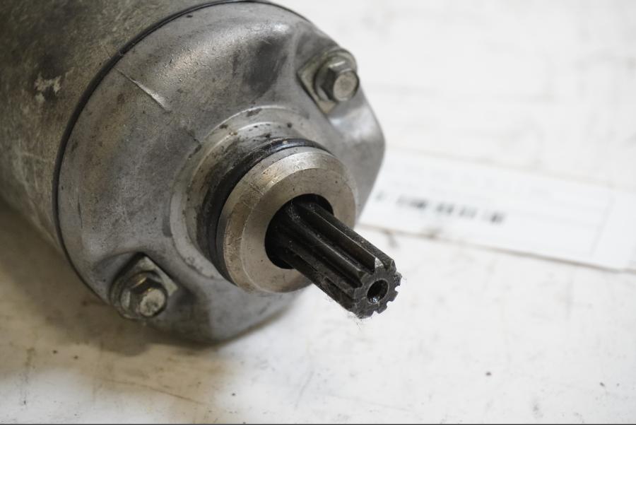 Baksidan på Startmotor från en Yamaha FZR 600 -1991 motorcykel.