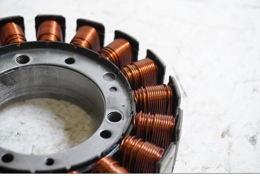 Baksidan på Generator från en Kawasaki VN 1600 Mean Streak -2004 motorcykel.