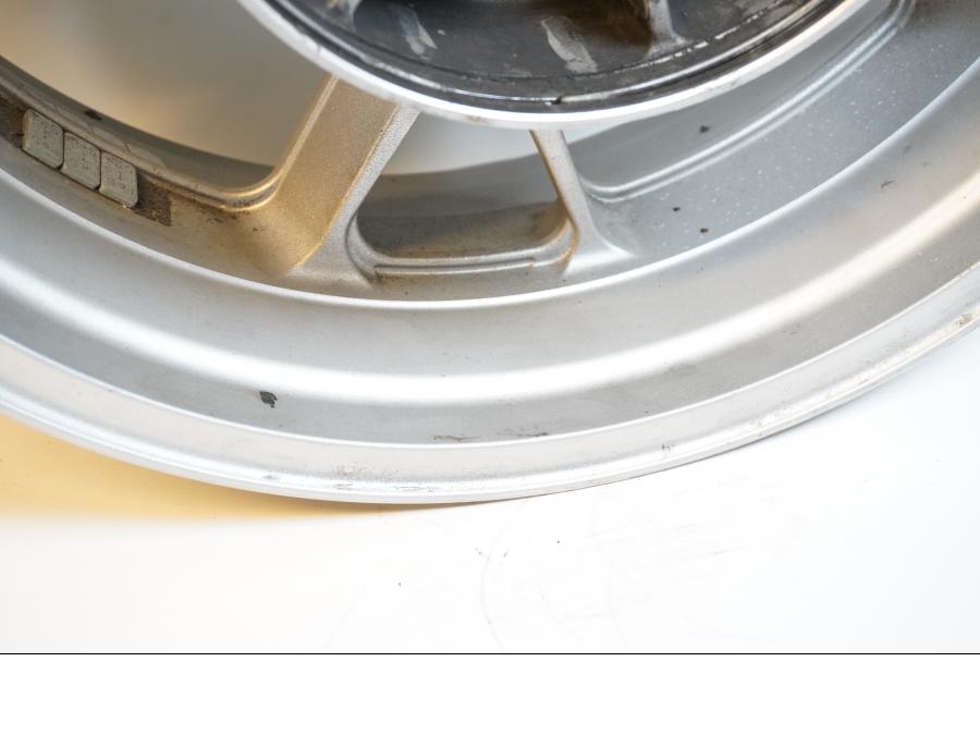 Höger sida på Fälg från en Kawasaki GTR 1400 -2008 motorcykel.