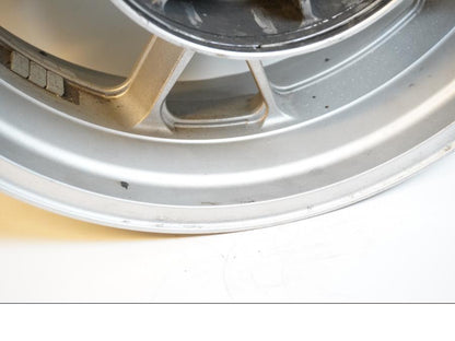 Höger sida på Fälg från en Kawasaki GTR 1400 -2008 motorcykel.