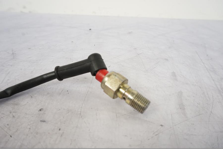 Baksidan på Bromsljuskontakt från en KTM 990 Super Duke -2006 motorcykel.