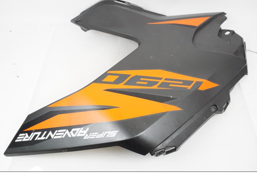 Baksidan på Sidkåpa från en KTM 1290 Super Adventure S -2022 motorcykel.