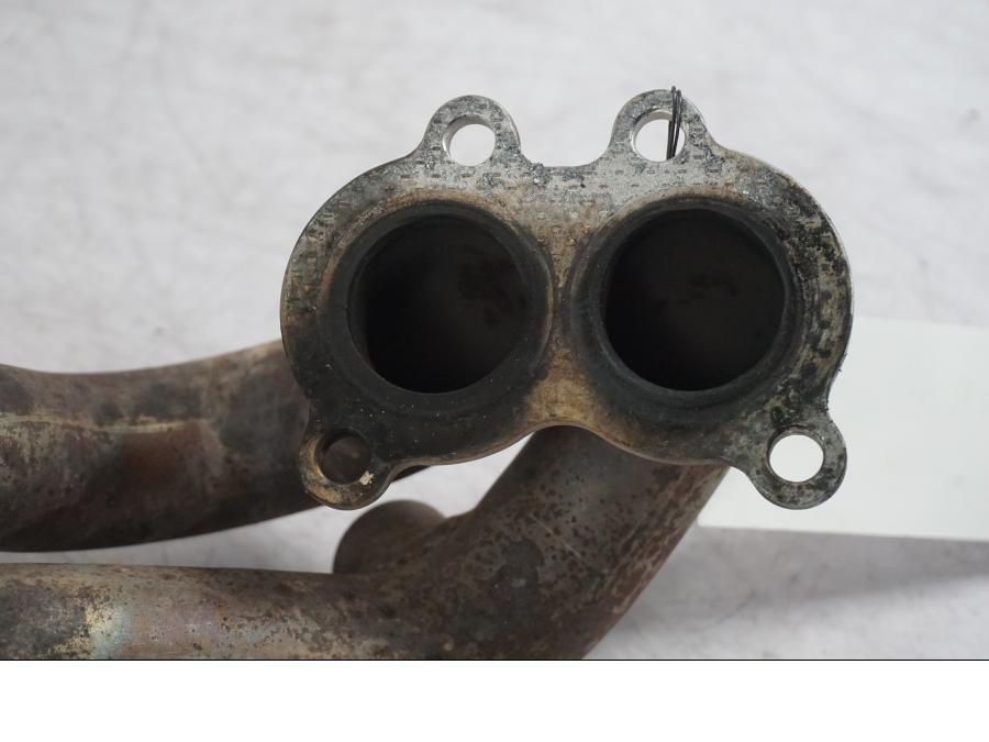 Snett uppifrån på Grenrör från en Buell 1125 R -2008 motorcykel.