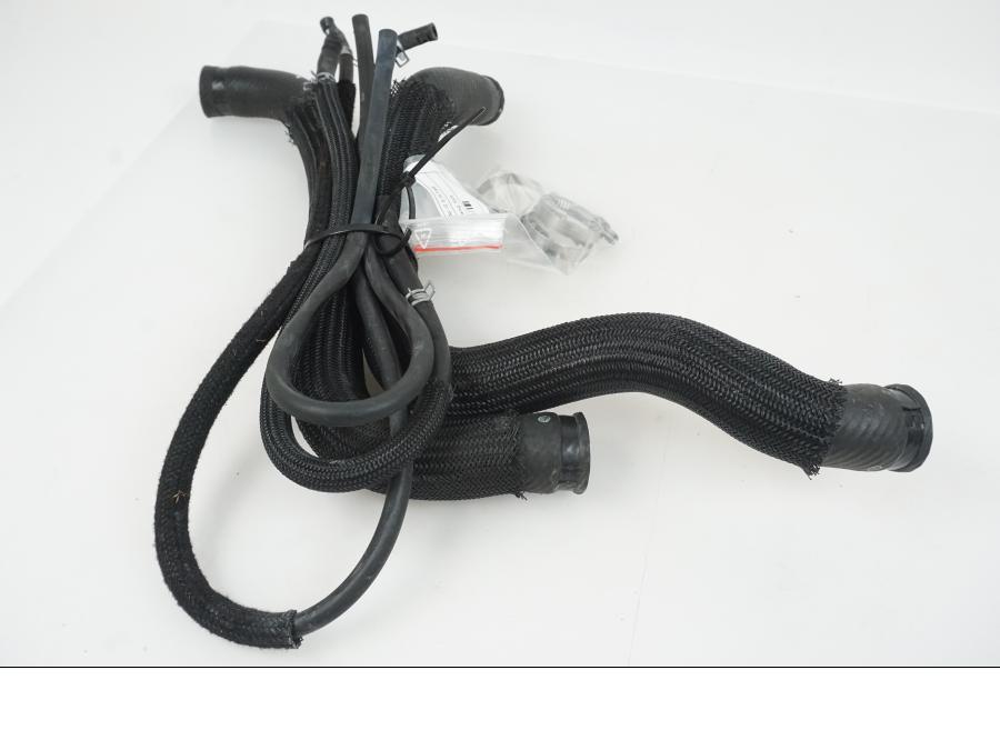 Snett uppifrån på Vattenkyl Slang Set från en Suzuki GSX-R 1000 -2007 motorcykel.