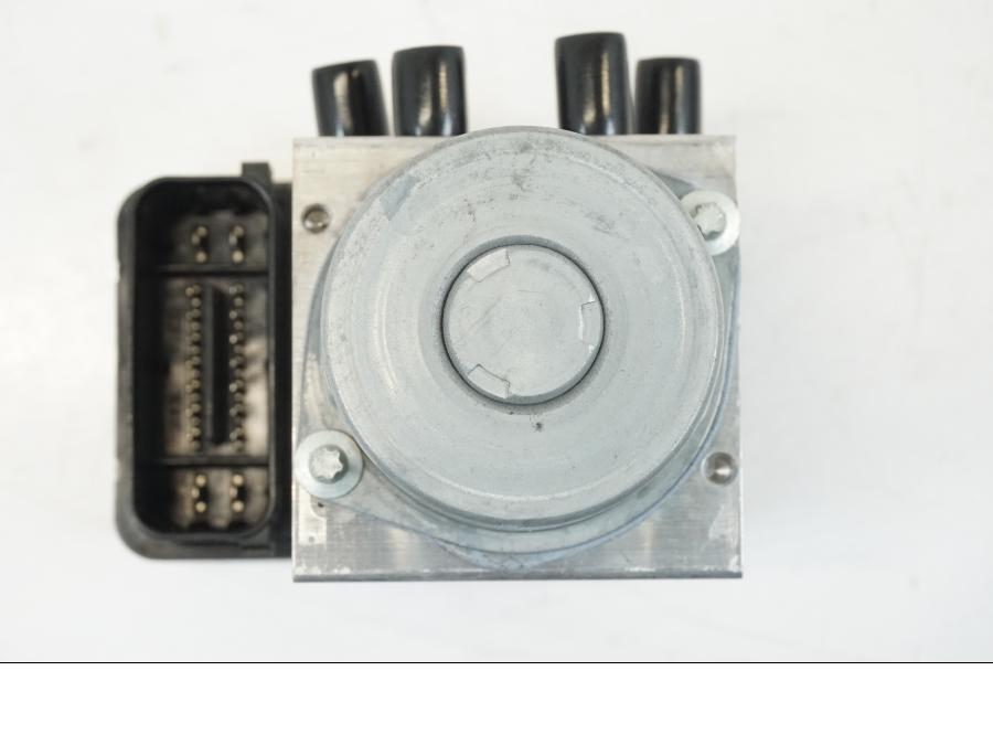 Snett nerifrån på ABS Modulator från en Yamaha MT-09 -2021 motorcykel.