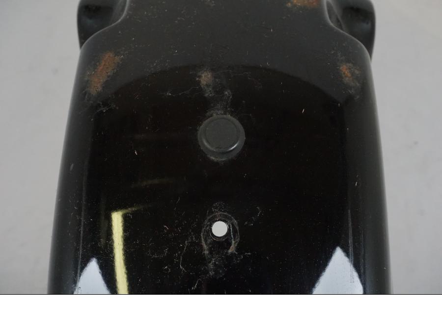 Snett uppifrån på <p>Bakskärm från Kawasaki VN 750 1994.</p>

<p>Lackskador och rost finns se bilder.</p>

<p>Reflex.</p> motorcykel.