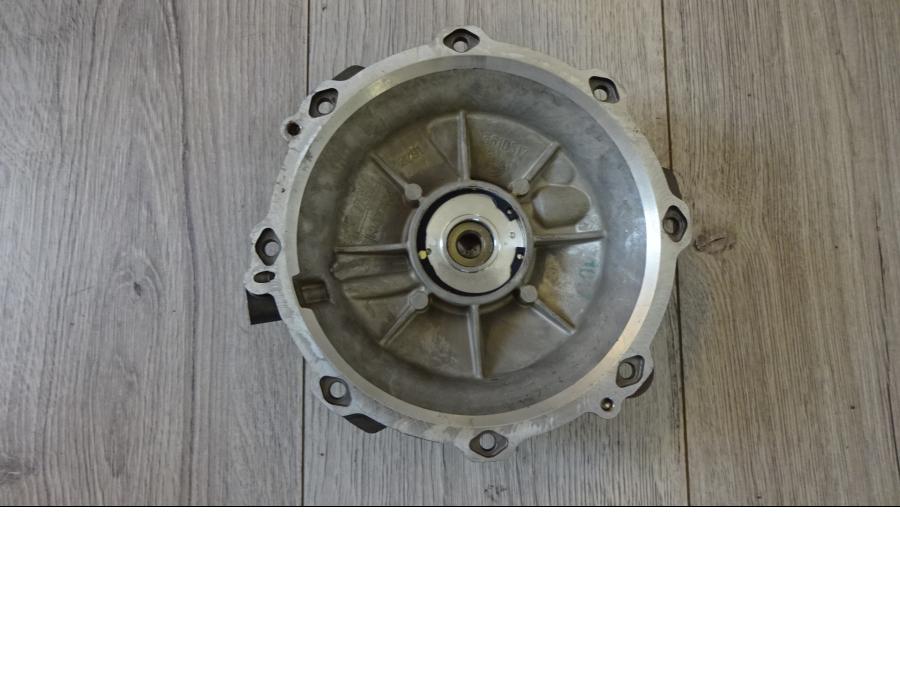 Höger sida på Kopplingskåpa från en Buell 1125 CR -2009 motorcykel.