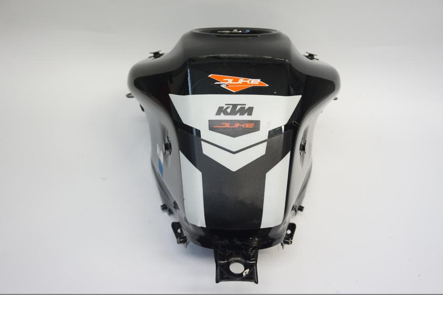 Höger sida på Bensintank från en KTM 125 Duke -2017 motorcykel.