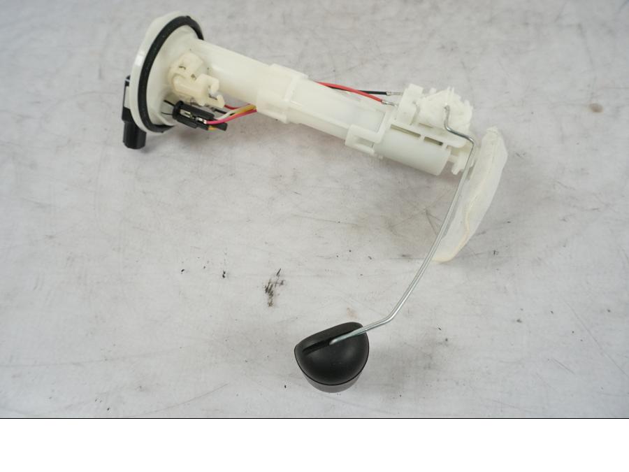 Baksidan på Bensinpump insprut från en Yamaha MT 125 -2017 motorcykel.