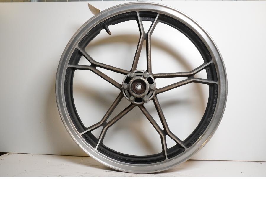 Framsidan på Fälg från en Suzuki GS 850 G -1982 motorcykel.