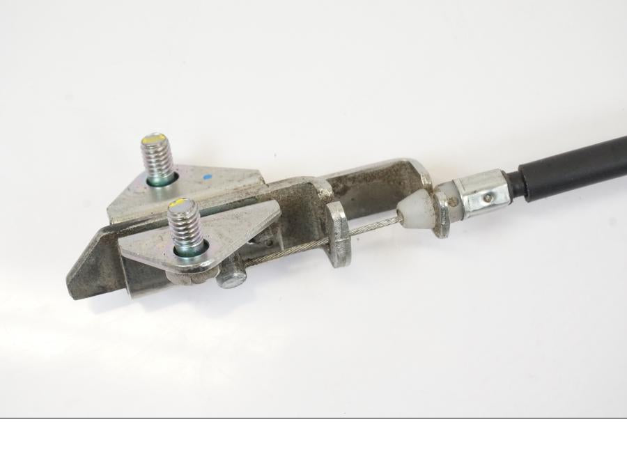 Vänster sida på Sadellåsmekanism från en Yamaha MT-07 -2018 motorcykel.