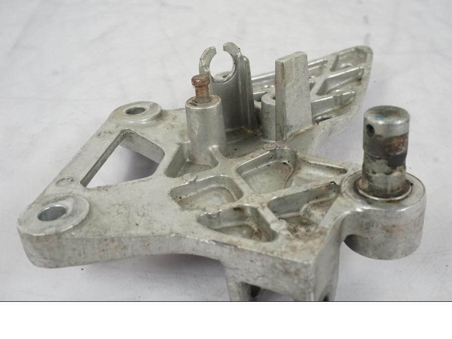 Vänster sida på Fotpinnefäste från en Honda CBR 125 R -2006 motorcykel.