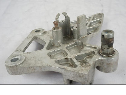 Vänster sida på Fotpinnefäste från en Honda CBR 125 R -2006 motorcykel.