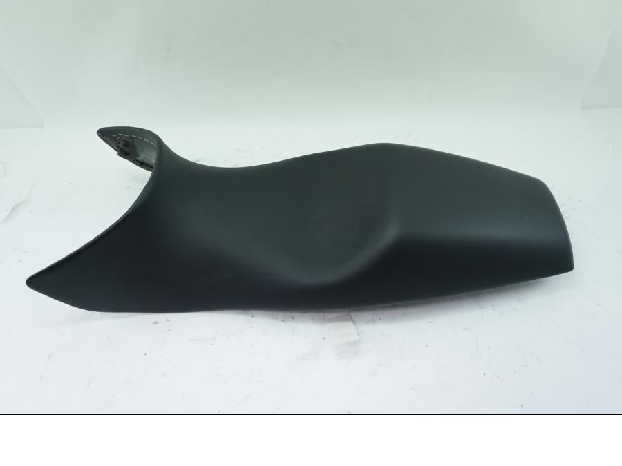 Framsidan på Sadel från en BMW F 650 CS -2002 motorcykel.