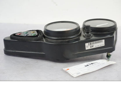 Vänster sida på <p>Instrumentpanel från Suzuki SV 650 S 2001.</p>

<p>Finns ett mindre märke i ”glaset” som man känner, ett fäste är avbrutet på baksidan och själva det fäste och plastbiten saknas!</p> motorcykel.