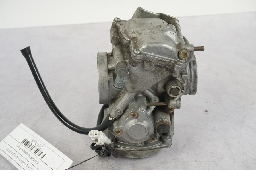 Snett uppifrån på Förgasare från en Suzuki VZ 800 -2000 motorcykel.