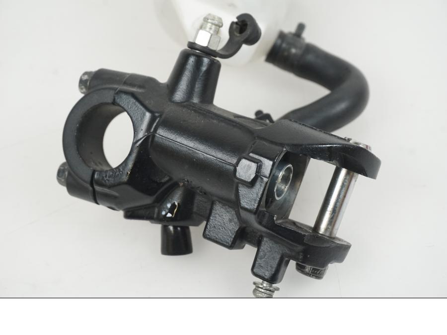 Höger sida på Bromshuvudcylinder från en Suzuki GSX-R 750 -2009 motorcykel.