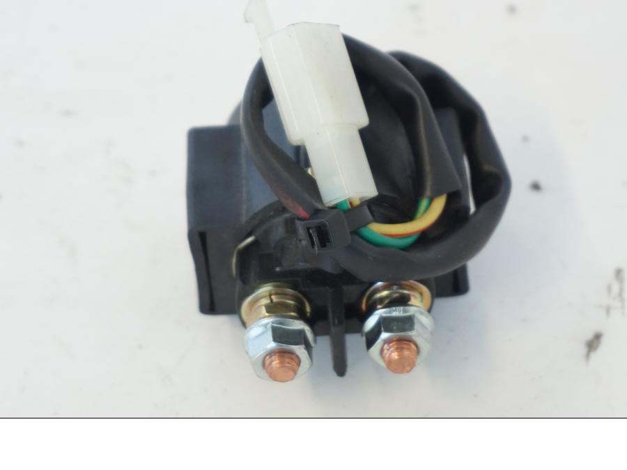 Snett nerifrån på Startrelä från en Kymco Agility 125 -2019 scooter.