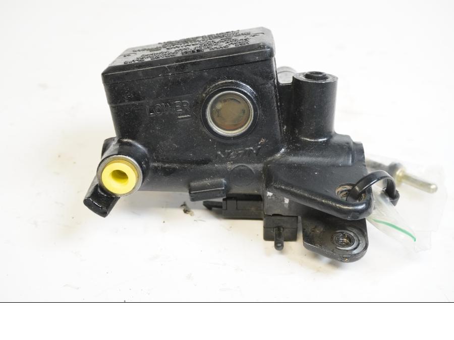 Framsidan på Kopplingshuvudcylinder från en Yamaha XJR 1300 -1999 motorcykel.