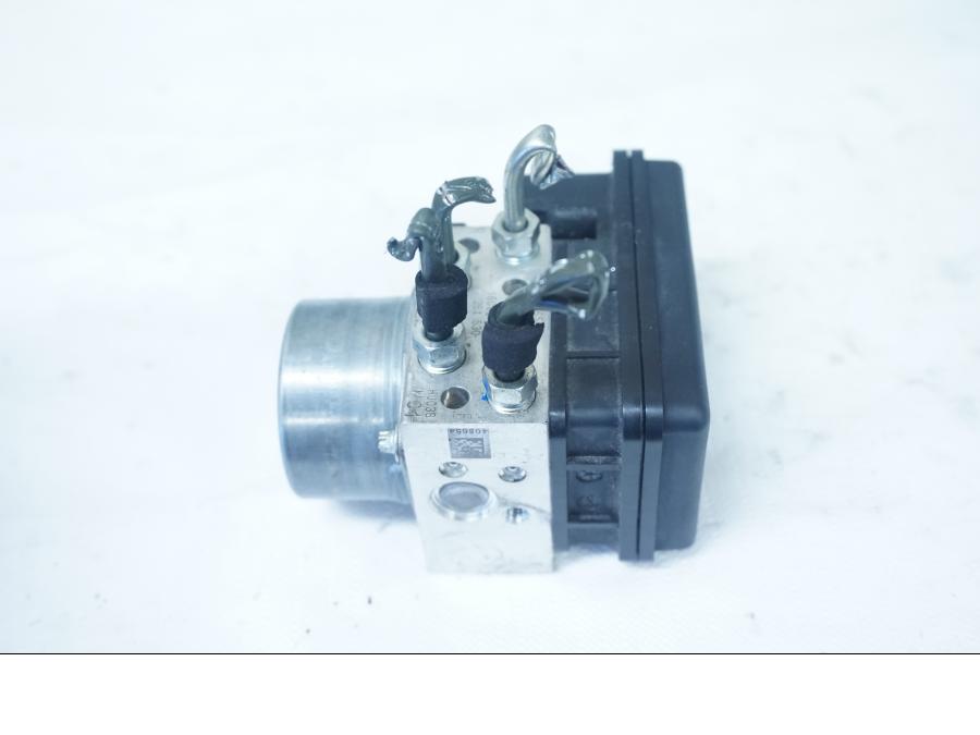 Höger sida på ABS Modulator från en Kawasaki Ninja 650 -2018 motorcykel.