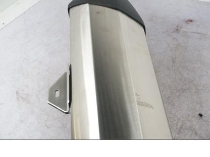 Baksidan på Ljuddämpare från en Triumph Tiger -2012 motorcykel.