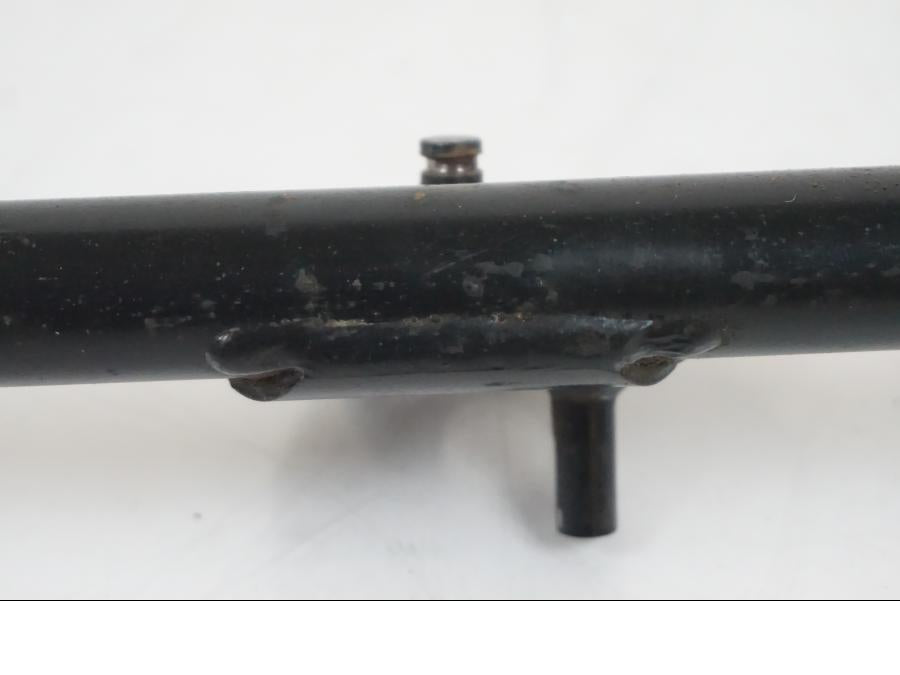 Snett nerifrån på Sidostödsfäste från en BMW F 650 CS -2002 motorcykel.