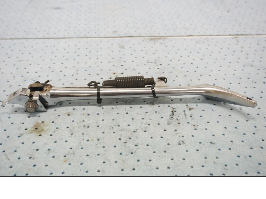 Framsidan på Sidostöd från en Yamaha XVS 1100 -2000 motorcykel.