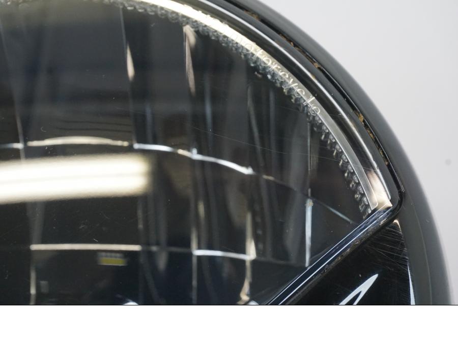 Höger sida på Strålkastare från en Triumph Trident -2021 motorcykel.