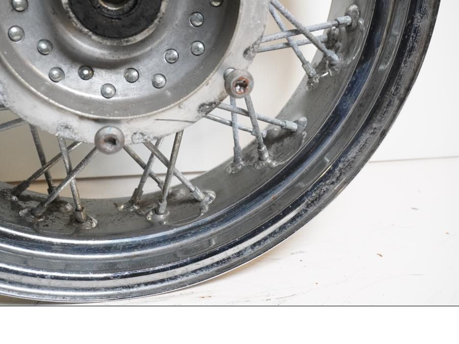 Höger sida på Fälg från en Yamaha XVS 1100 -2001 motorcykel.