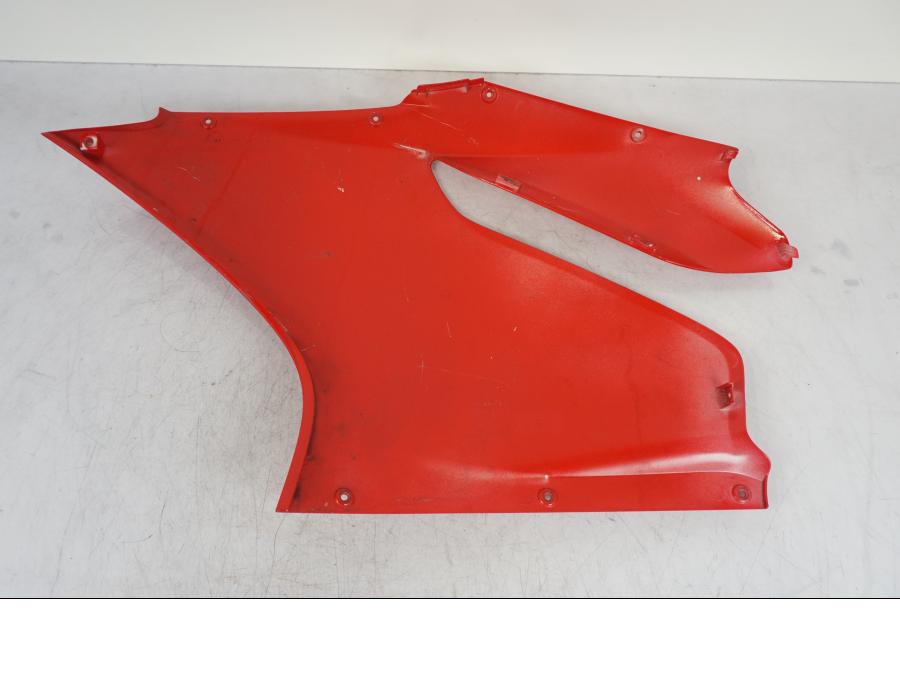 Snett nerifrån på Sidkåpa från en Ducati 899 Panigale -2014 motorcykel.