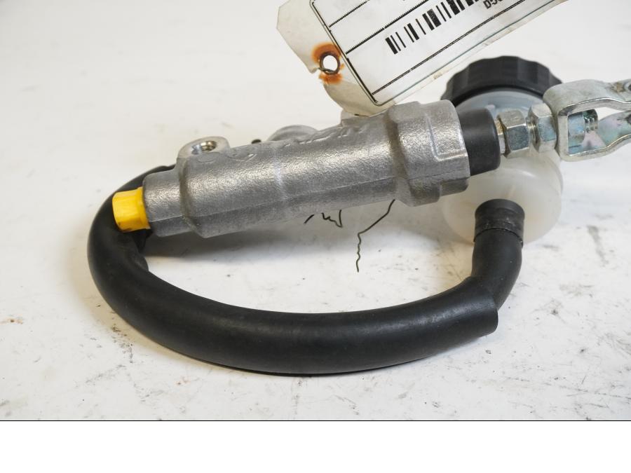 Framsidan på Bromshuvudcylinder från en Yamaha XT 660 R -2014 motorcykel.