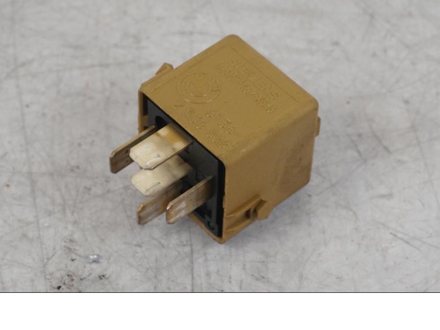 Baksidan på Relä från en BMW R 1100 GS -1998 motorcykel.