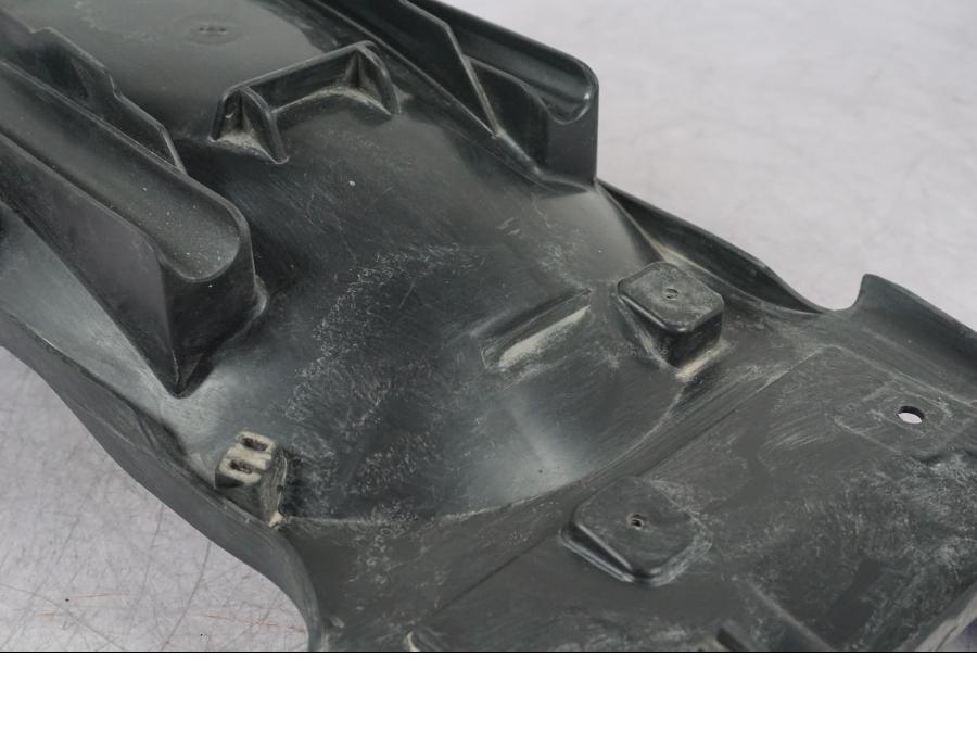 Snett uppifrån på Undertail från en BMW R 1200 GS -2005 motorcykel.