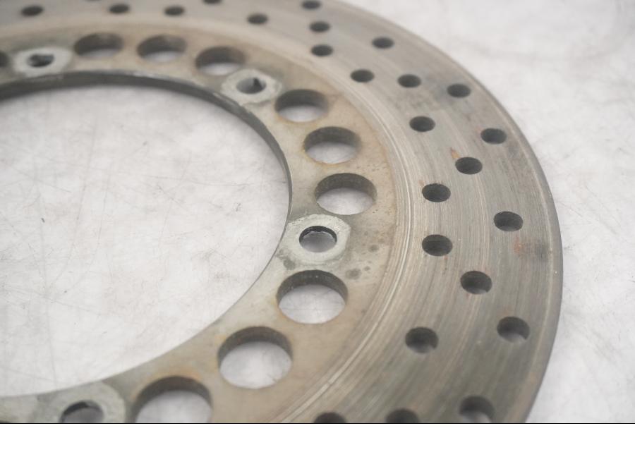 Vänster sida på Bromsskiva från en Yamaha YZF 1000 R1 -1998 motorcykel.