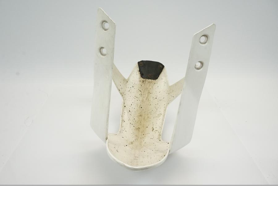 Snett nerifrån på Framskärm från en KTM 690 Duke -2012 motorcykel.