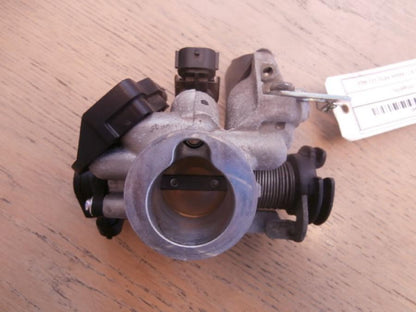 Baksidan på Spjällhus från en KTM 125 Duke -2014 motorcykel.